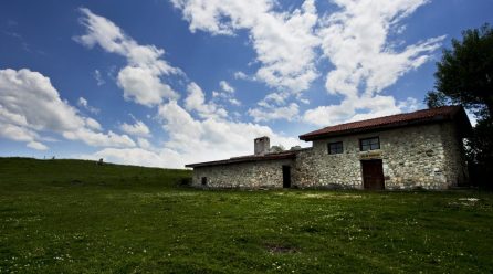 Çayırcık Gelin Hamamı ve Aslan Taş